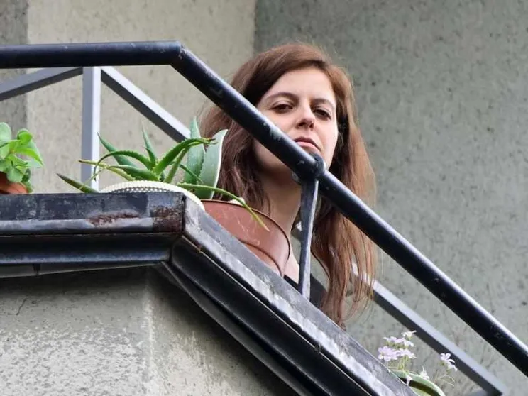 Ilaria Salis, via il braccialetto. Ora è libera di tornare in Italia
