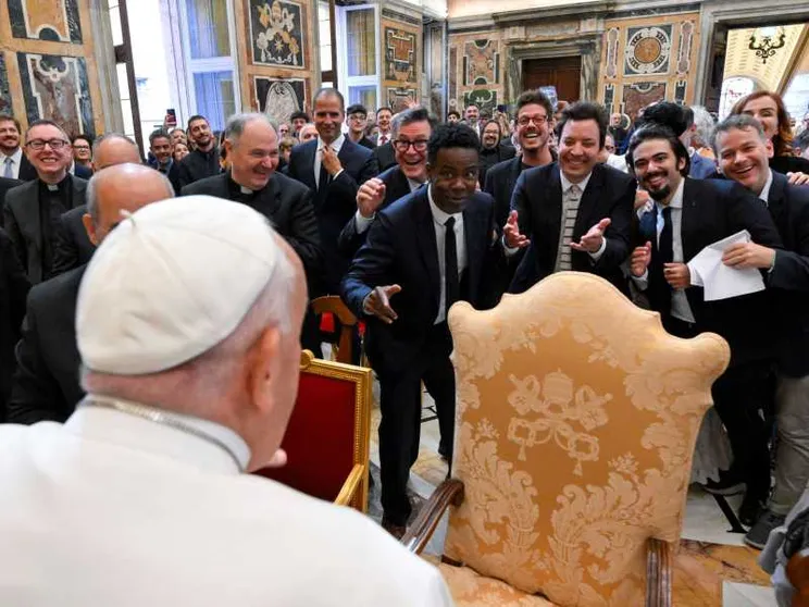 Papa Francesco incontra i comici di tutto il mondo: «Si può ridere di Dio»