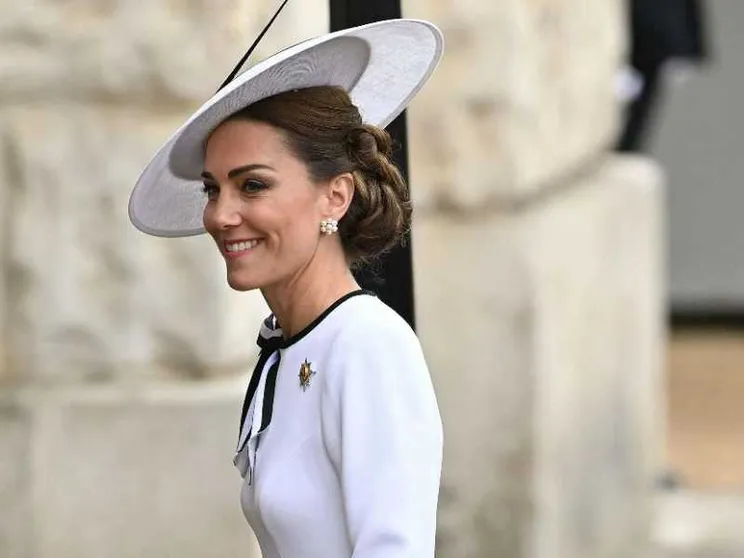 Gli occhi del mondo su Kate, alla parata in abito bianco