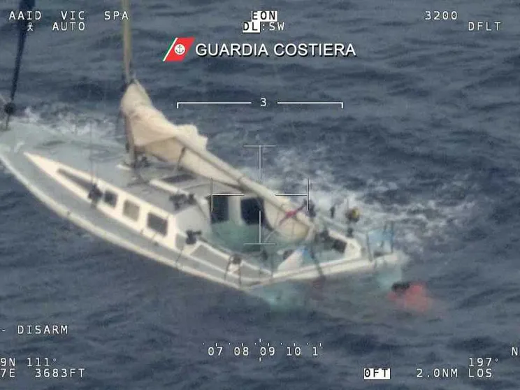 Duplice naufragio nel Mediterraneo, decine di vittime. Molti sono bambini