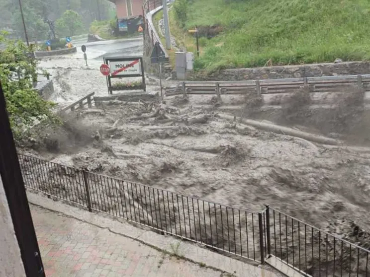Cogne, esondano i torrenti. Il paese è isolato