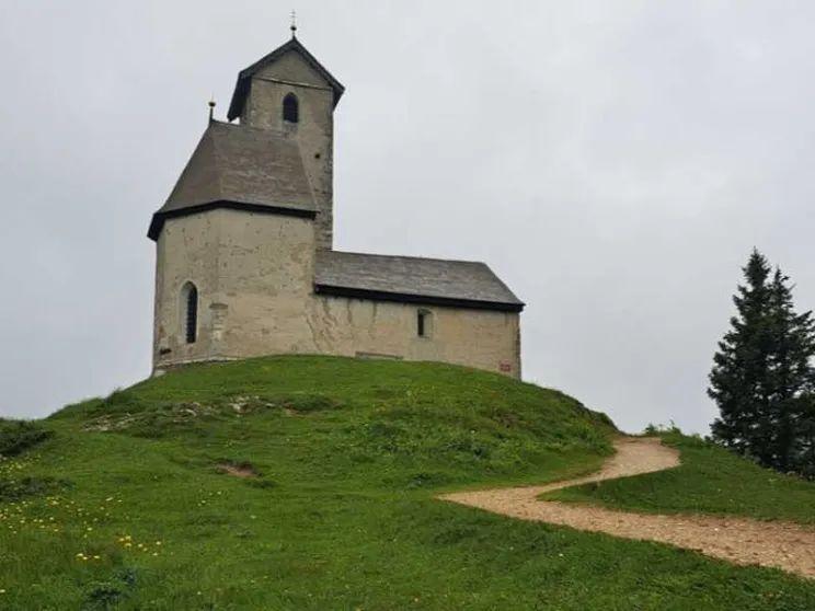 Monte San Vigilio, sul Sentiero della fede uniti da un filo di Lana