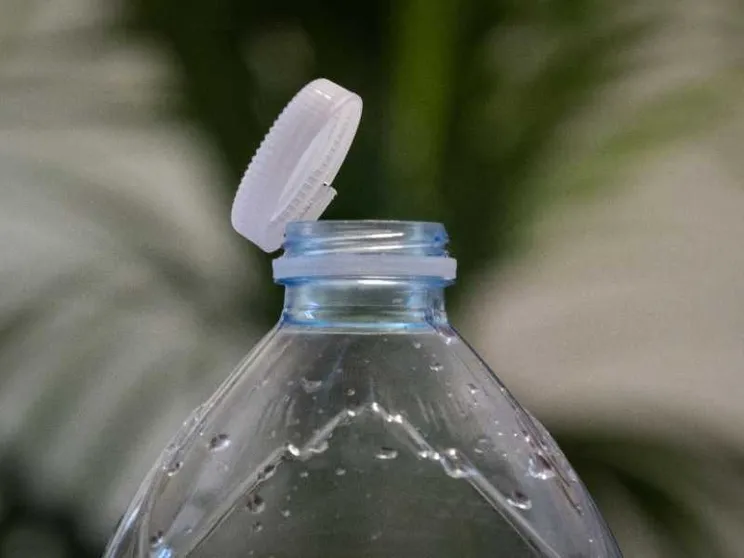La direttiva europea (che fa litigare) sui tappi di plastica