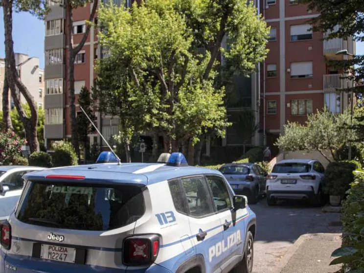 Si getta dal tetto col figlio, tragedia a Rimini