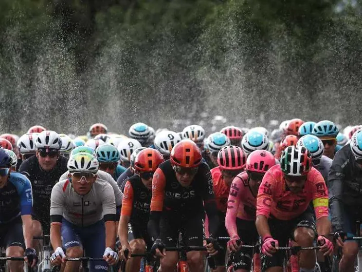 Al Tour de France è vietato baciare la moglie