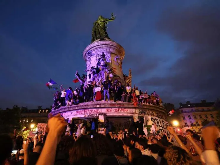 Rovesciati i pronostici: vince la sinistra, Le Pen solo terza