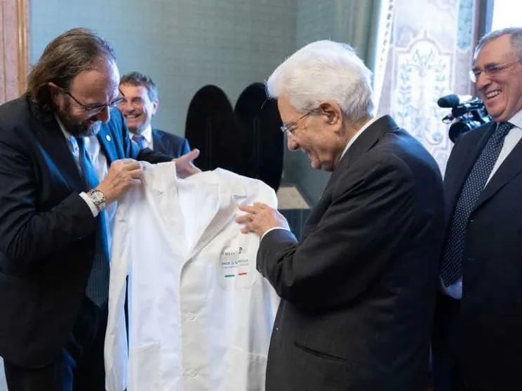 Il Gemelli celebra i 60 anni con Mattarella. E gli dona il camice da "primario"