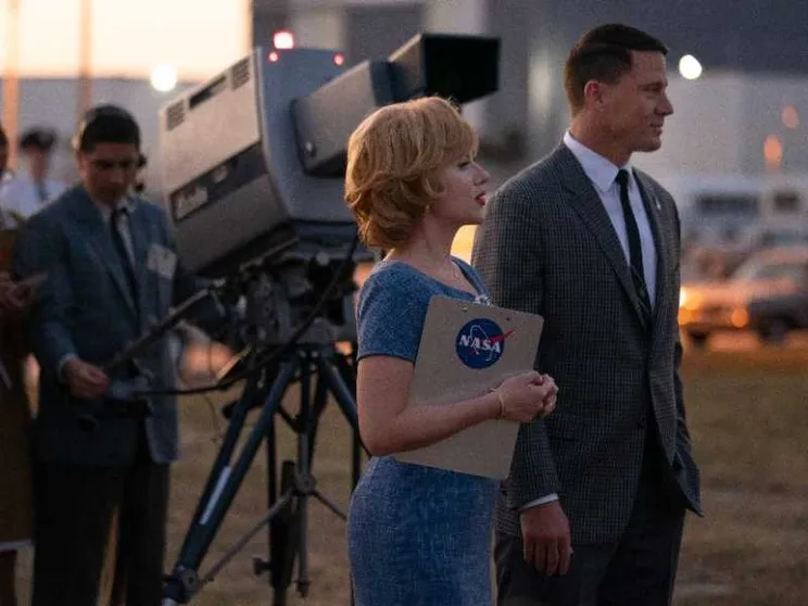 L'allunaggio falso e il volto dell'America: cosa c'è in “Fly me to the moon”
