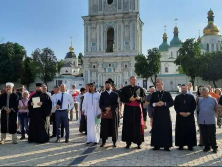 Il popolo della pace dall'Italia a Kiev: in 100 davanti all'ospedale distrutto
