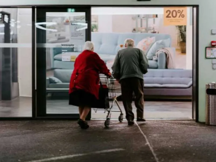 Vivremo più a lungo ma con meno figli: il picco della popolazione già nel 2080