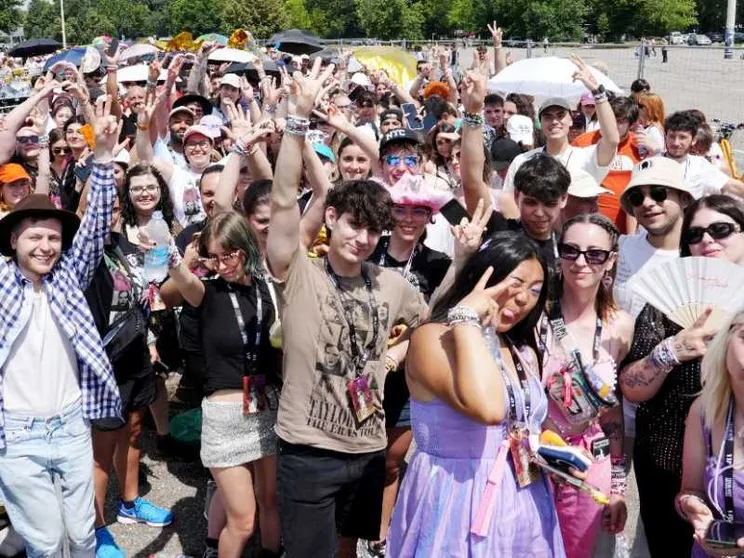 Braccialetti e paillettes: due ore fuori da San Siro insieme ai “swifties”