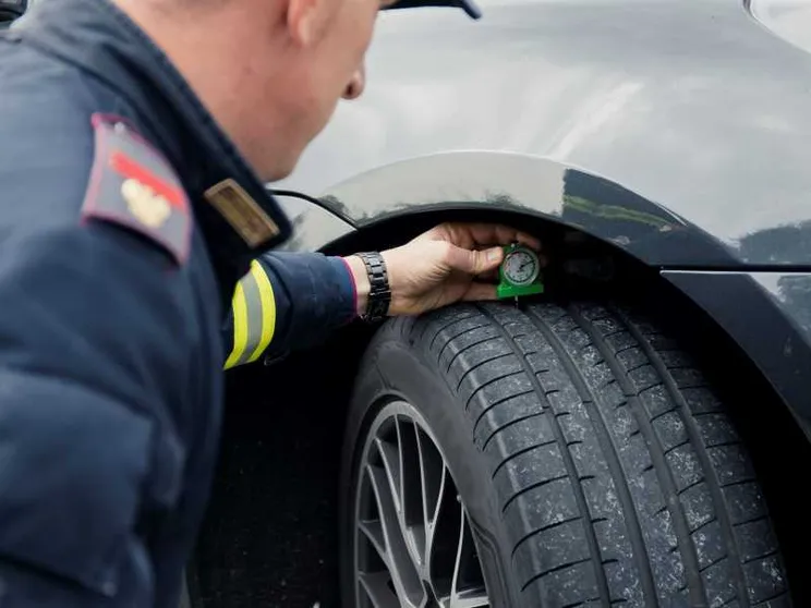 L'allarme: troppe automobili in viaggio con pneumatici lisci