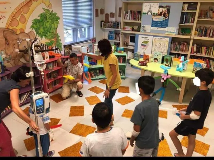 Michele, clown tra i bambini malati. «Convivo meglio con il mio tumore»