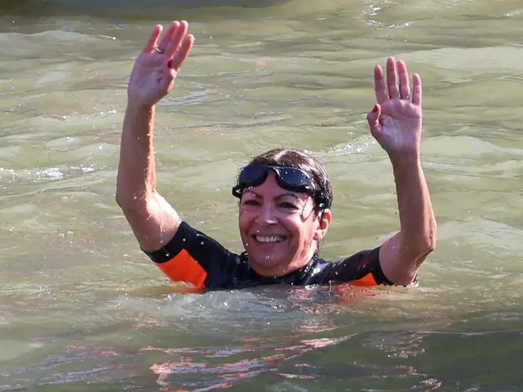 La sindaca Hidalgo si butta nelle acque (limacciose) della Senna