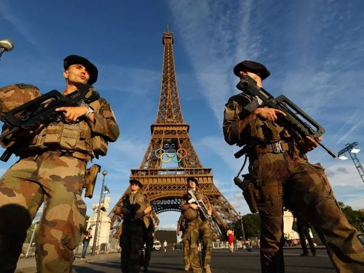 Parigi divisa e blindata adesso gioca per unire