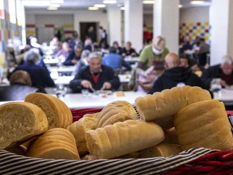 A Como c'è uno scontro sulla solidarietà: «Basta dare colazioni ai senzatetto»
