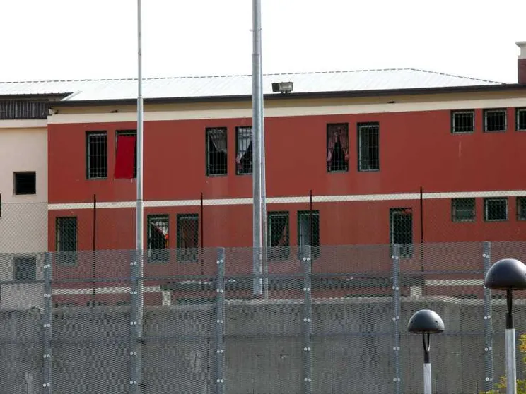 Incendiata una cella al Beccaria, sei feriti