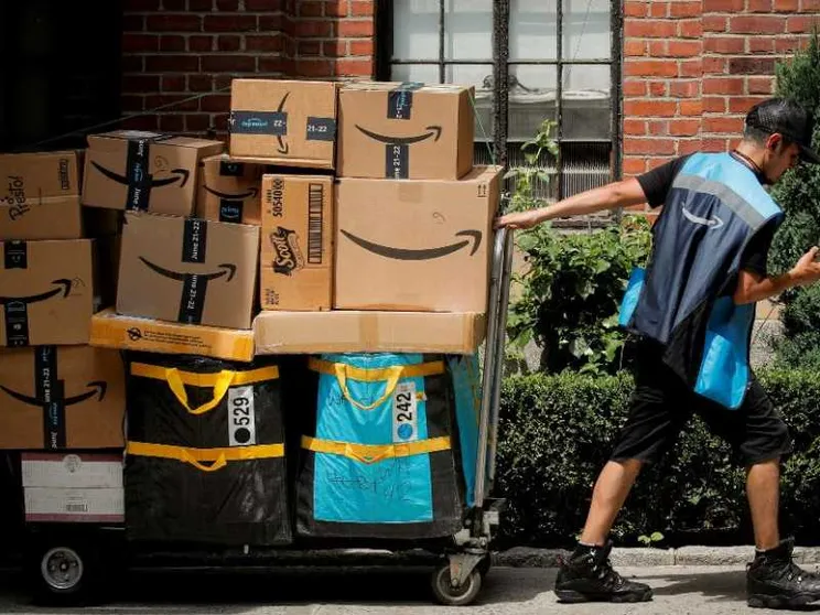 «Noi autisti, puntini sulla mappa». Amazon, la verità choc degli ex corrieri