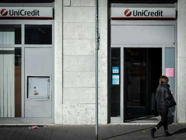 Bufera politica e in Borsa per la voce (smentita) di una tassa sulle banche