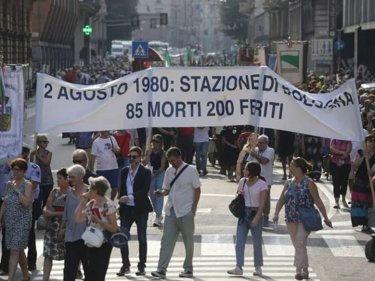 L'amaro scontro tra i familiari delle vittime di Bologna e il governo