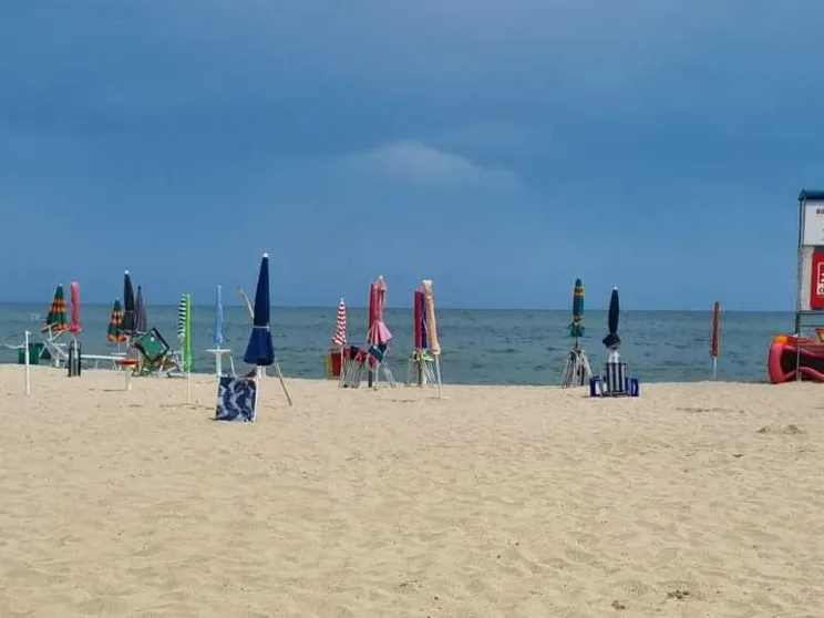 Fulmine in spiaggia: tre donne ferite, una è grave. Un morto a Salerno
