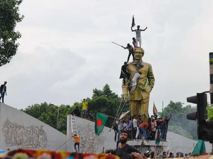Bangladesh, l'esercito toglie il coprifuoco e riapre le scuole