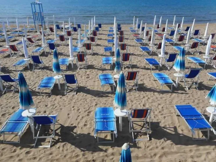 Lo sciopero dell’ombrellone. Fdl: «Indennizzi a chi ha investito»