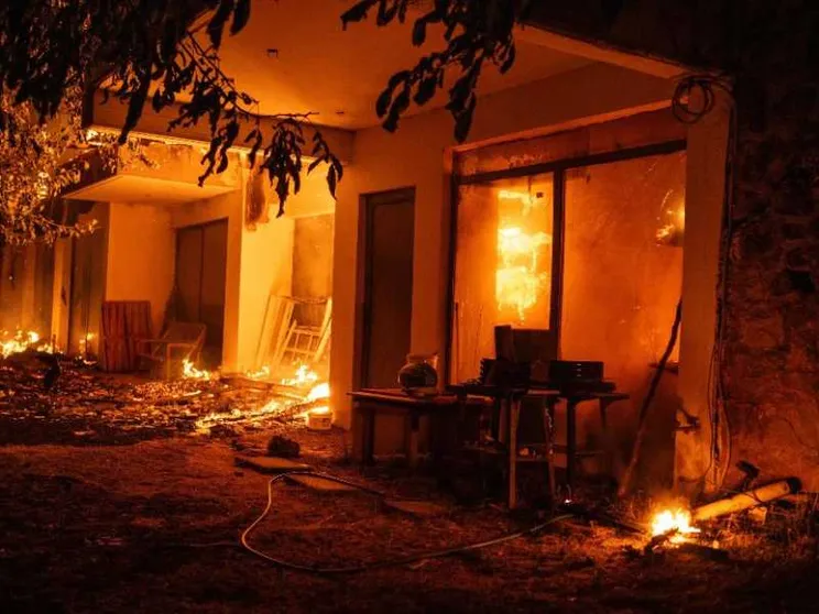 Fiamme a nord di Atene: la gente fugge da 11 città e villaggi