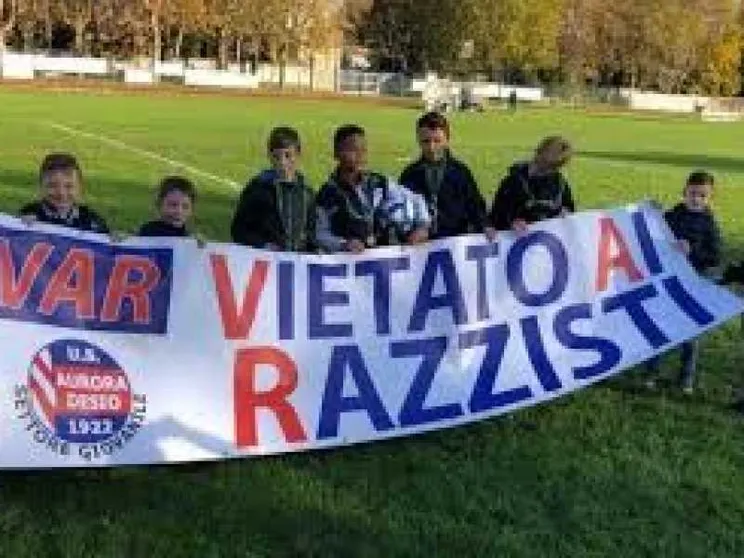 Partite sospese contro gli striscioni discriminatori