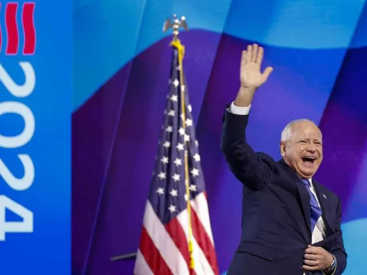 La notte di Tim Walz, che sarà il vice di Harris: «Abbiamo la squadra vincente»