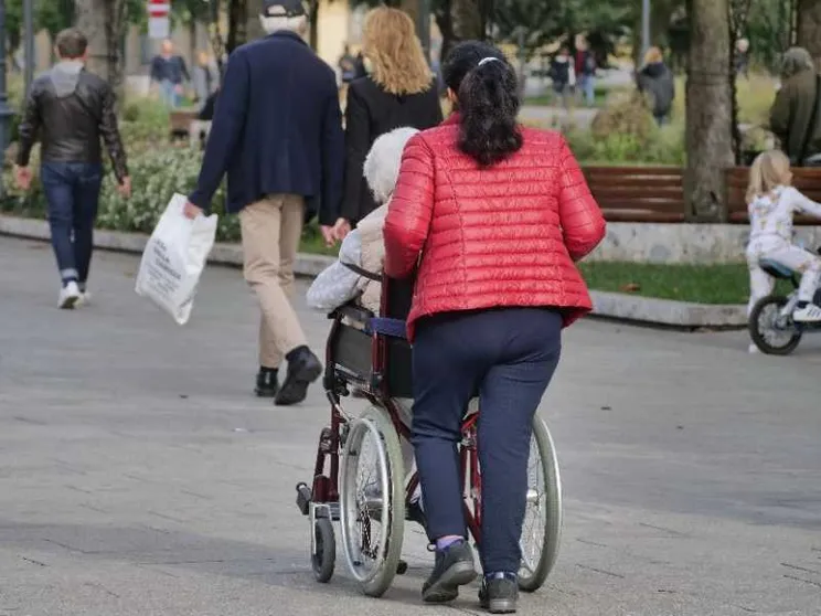 Nel settore del lavoro domestico 200mila colf e badanti invisibili