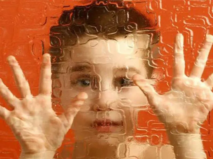 «Ore di assistenza tagliate ogni anno. E mia figlia da sola in classe»