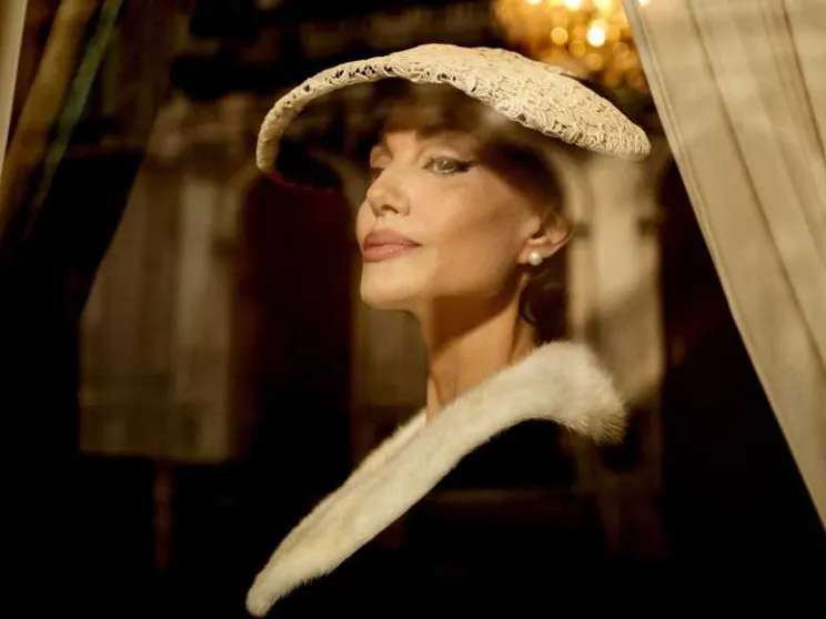 Fragile e vulnerabile, è la Callas di Angelina Jolie