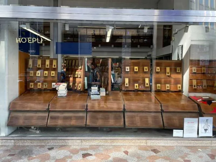 Il misterioso cliente che svuota le vetrine della libreria. Perché?