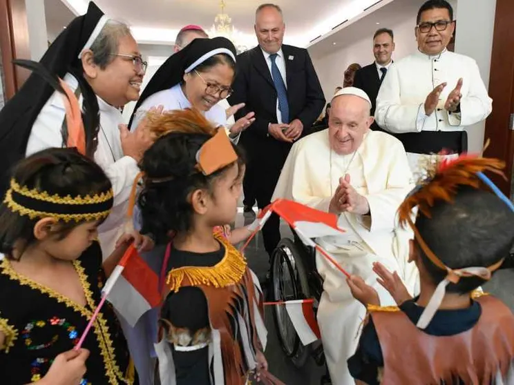 Al via il viaggio del Papa in Asia: subito migranti e rifugiati al centro
