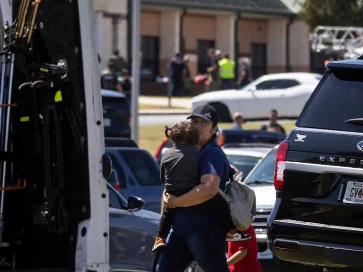 14enne fa strage a scuola in Georgia. Harris promette stretta sulle armi