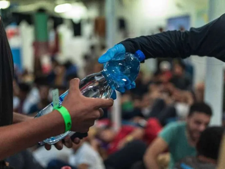 A Lampedusa i turisti hanno assistito i migranti appena sbarcati