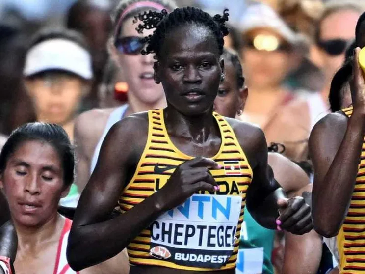 La maratoneta ugandese Rebecca Cheptegei è morta bruciata dal compagno