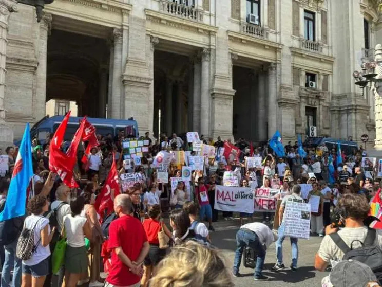 «Assumeremo 10mila docenti precari». Ma è ancora scontro su mense e palestre