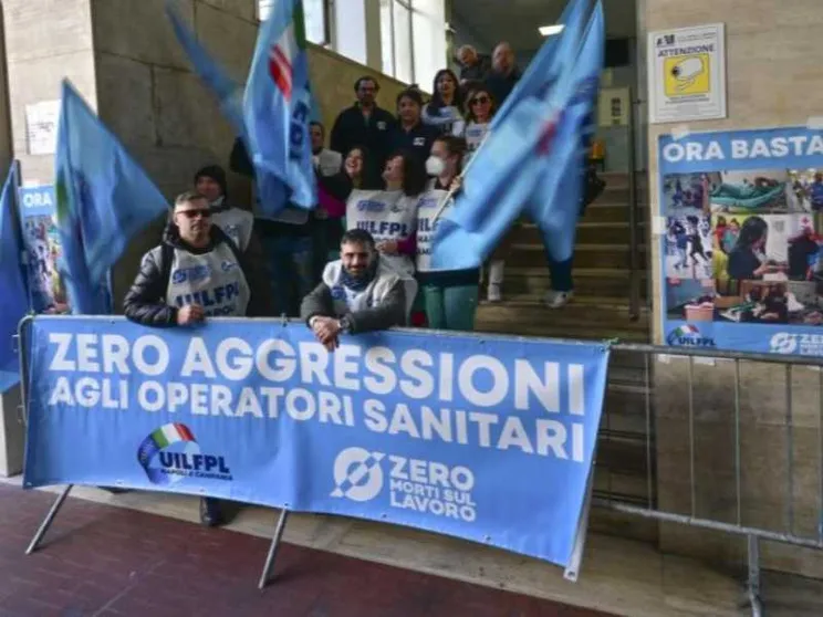 I medici sono esasperati: «Basta aggressioni, serve l’Esercito»