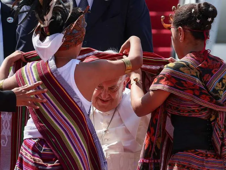 Il Papa atterrato a Dili. La folla festante lo accoglie