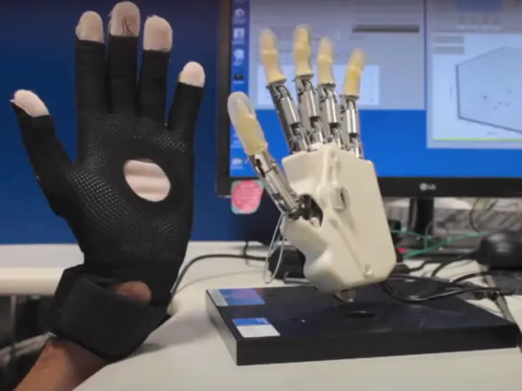 Funziona la prima mano robotica a controllo magnetico