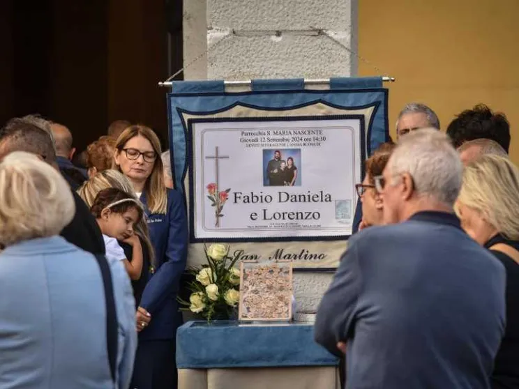 Le domande di Dio, l'amore per Riccardo: l'omelia di Delpini ai funerali