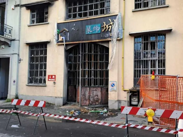 Tre ragazzi sono morti asfissiati nell'incendio di un emporio cinese