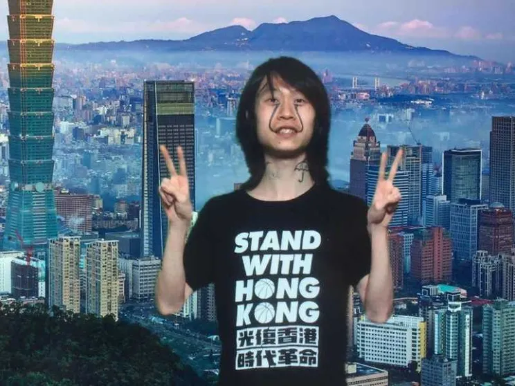 Una t-shirt ribelle costa 14 mesi di carcere a un attivista per la libertà