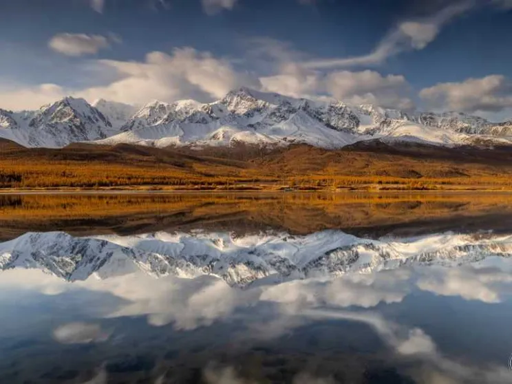 L'autunno dipinto sui Monti Altai, le vette dorate della Siberia