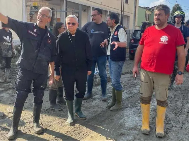 Il vescovo nel fango, a Bagnacavallo: «Vi risolleverete»