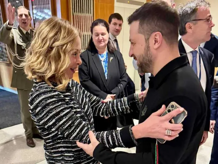 Meloni a Zelensky: «Continueremo ad essere al tuo fianco»