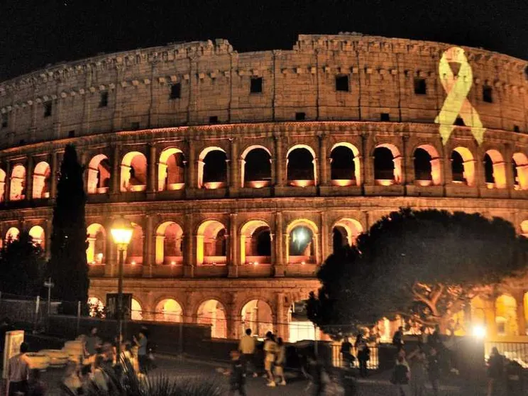 Un nastro d'oro illumina il Colosseo per aiutare i bambini malati di cancro