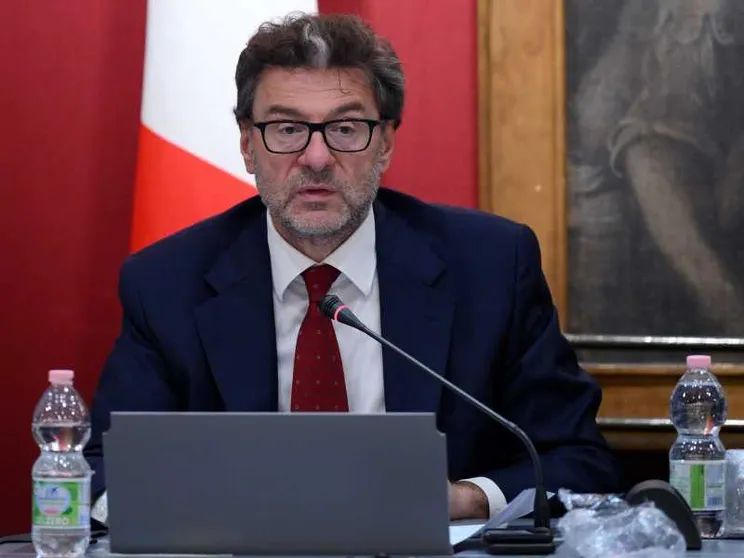 Giorgetti: nessuna nuova tassa, risponderemo con i fatti
